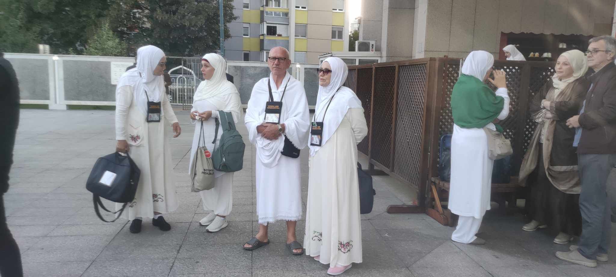 Većina hadžija je bilo koji idu po prvi put, ali bilo je i onih kojima je drugi put.