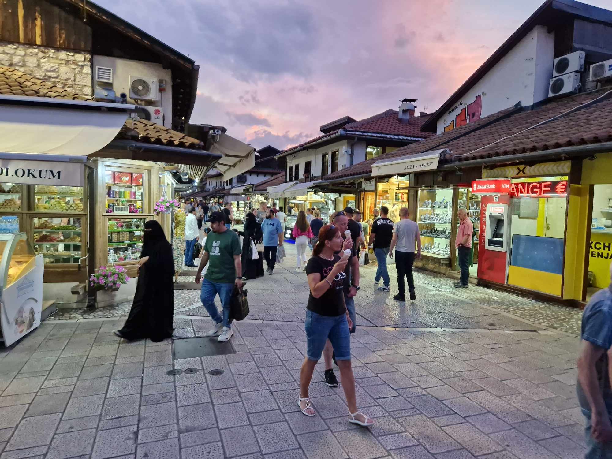 Brojni građani i turisti uživaju u toploj večeri                                                                                               