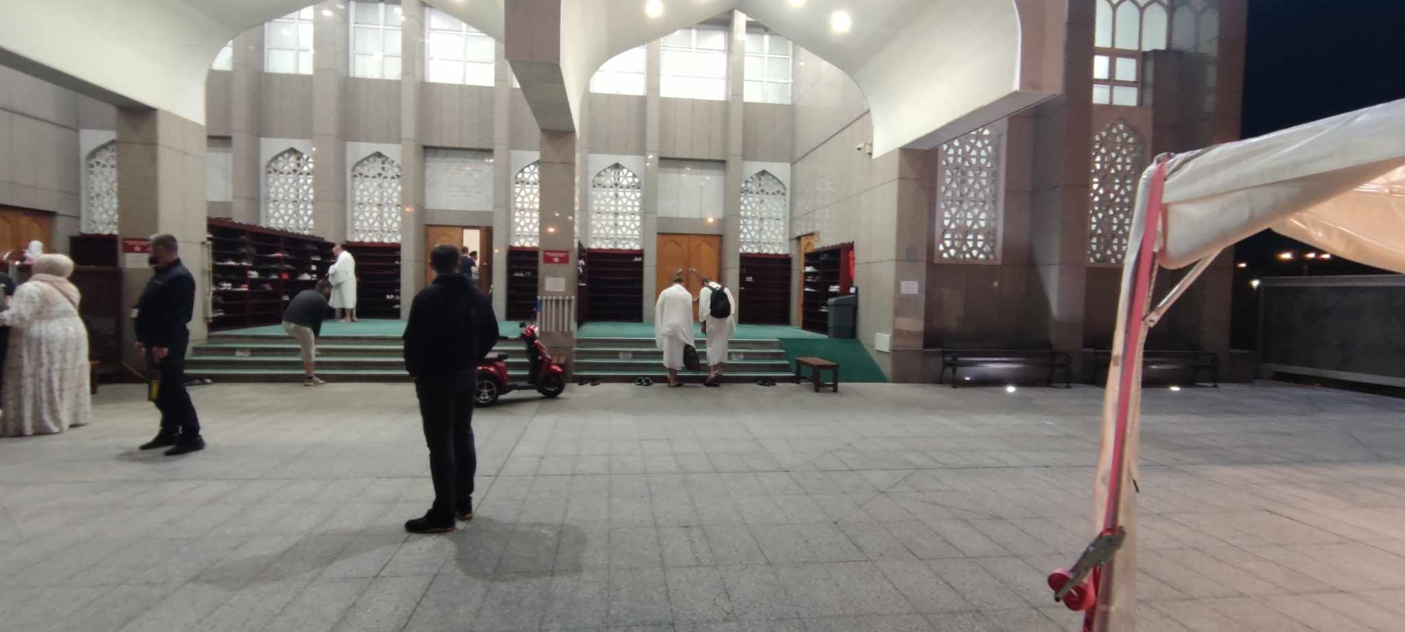 U svom obraćanju vjernicima reisul-ulema je podsjetio na vrijednost obavljanja hadža i dužnosti vjernika.
