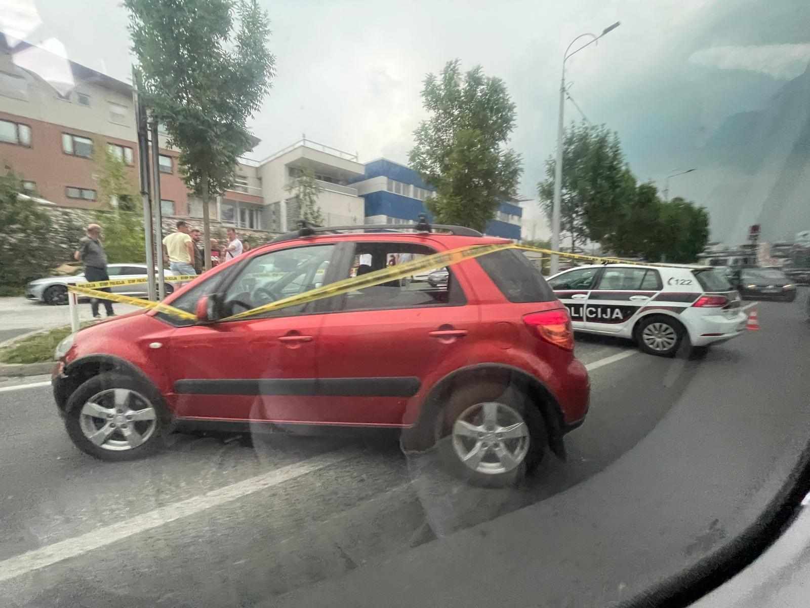 Strašne fotografije sa mjesta nesreće: Sudarili se automobil i motocikl, ima povrijeđenih