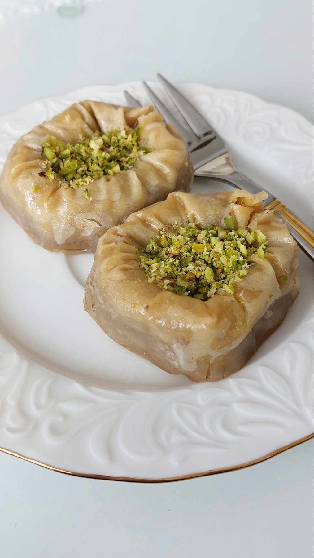 Mnoge domaćice ''muči'' priprema, ali i rezanje ovog kolača, a kako bismo vam olakšali upitali smo food blogericu Elmu Alijagić koja s orasima i korama zaista pravi magiju