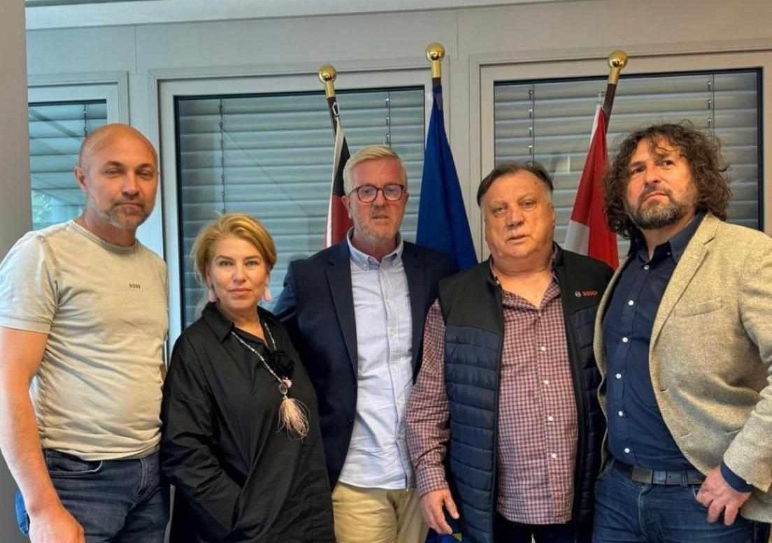 U konzulatu ga je srdačno dočekala generalna konzulica BiH u Frankfurtu, Višnja Lončar