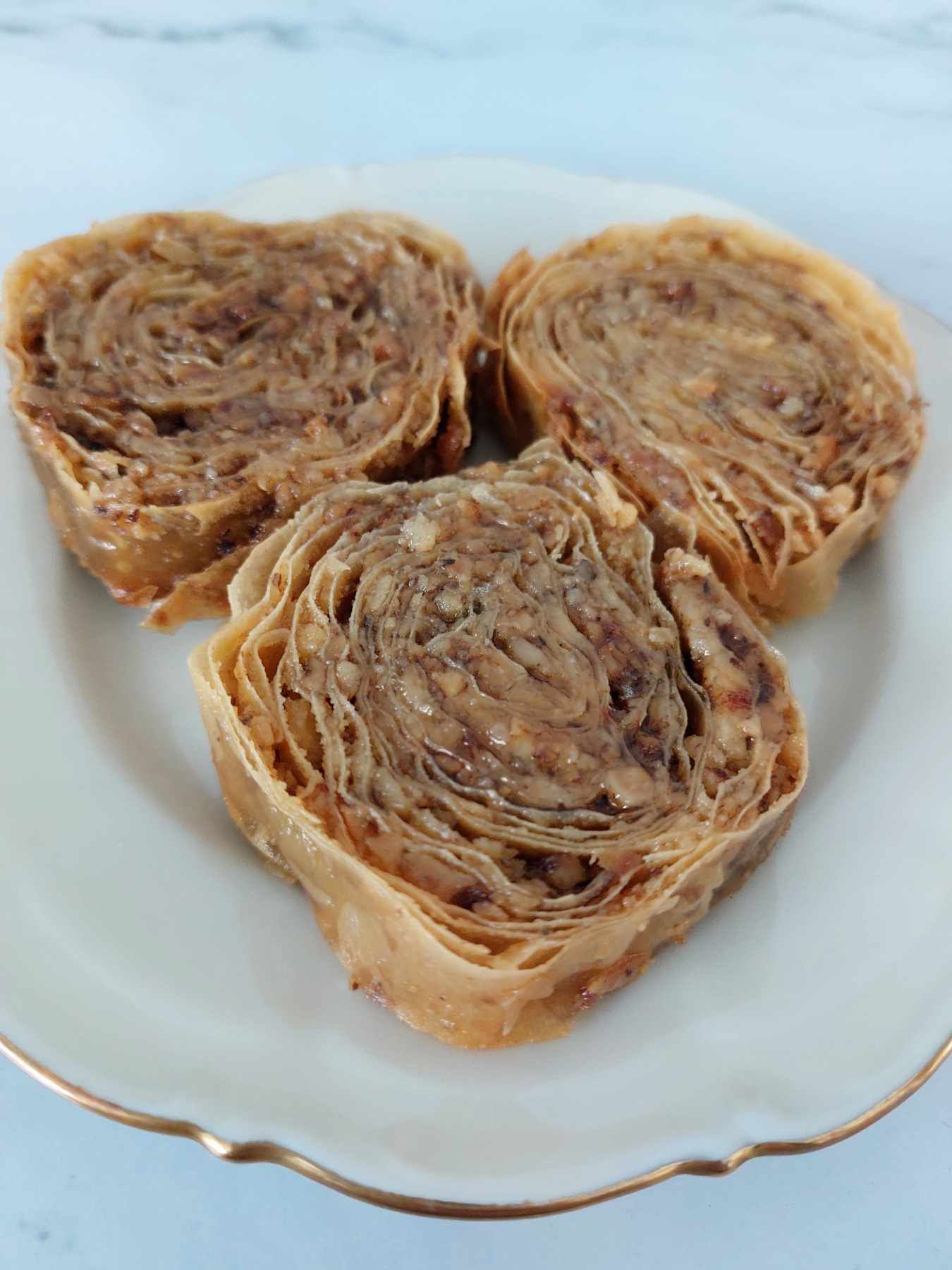 Mnoge domaćice ''muči'' priprema, ali i rezanje ovog kolača, a kako bismo vam olakšali upitali smo food blogericu Elmu Alijagić koja s orasima i korama zaista pravi magiju