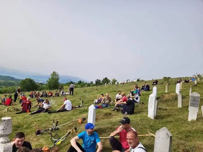 Čak stotinu i dvadeset džematlija se okupilo zajedno sa imamom radi uređenja lokalnog mezarja