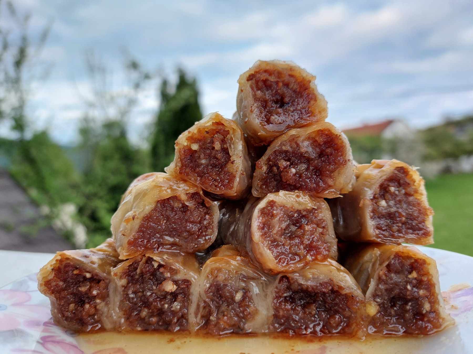 Mnoge domaćice ''muči'' priprema, ali i rezanje ovog kolača, a kako bismo vam olakšali upitali smo food blogericu Elmu Alijagić koja s orasima i korama zaista pravi magiju