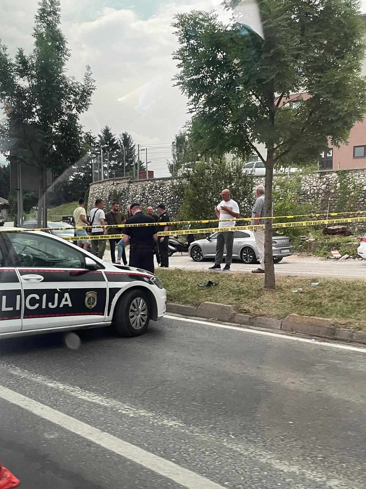 Strašne fotografije sa mjesta nesreće: Sudarili se automobil i motocikl, ima povrijeđenih