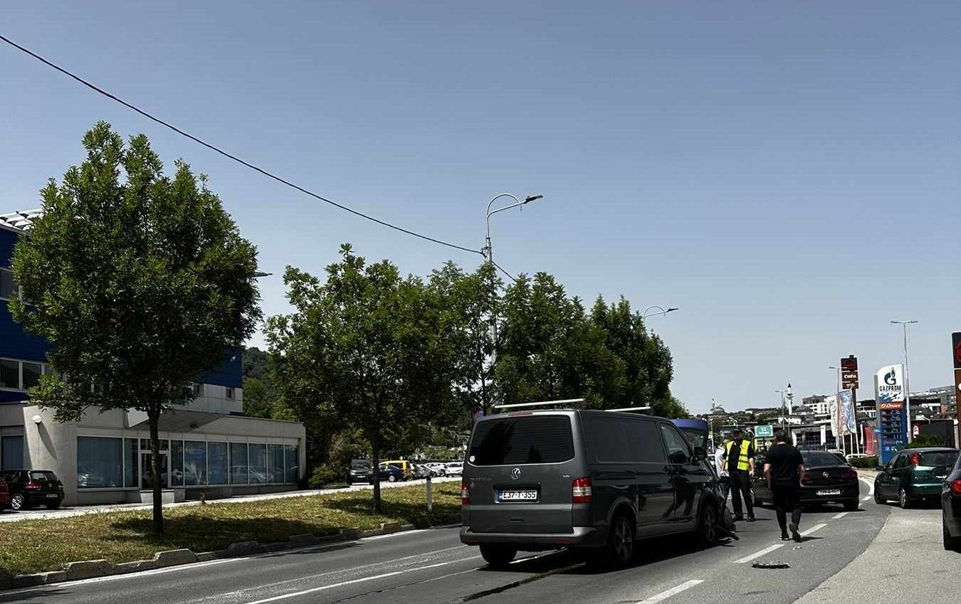 Za sad nema informacija o povrijeđenima i nastaloj materijalnoj šteti prouzrokovanoj ovom saobraćajnom nesrećom