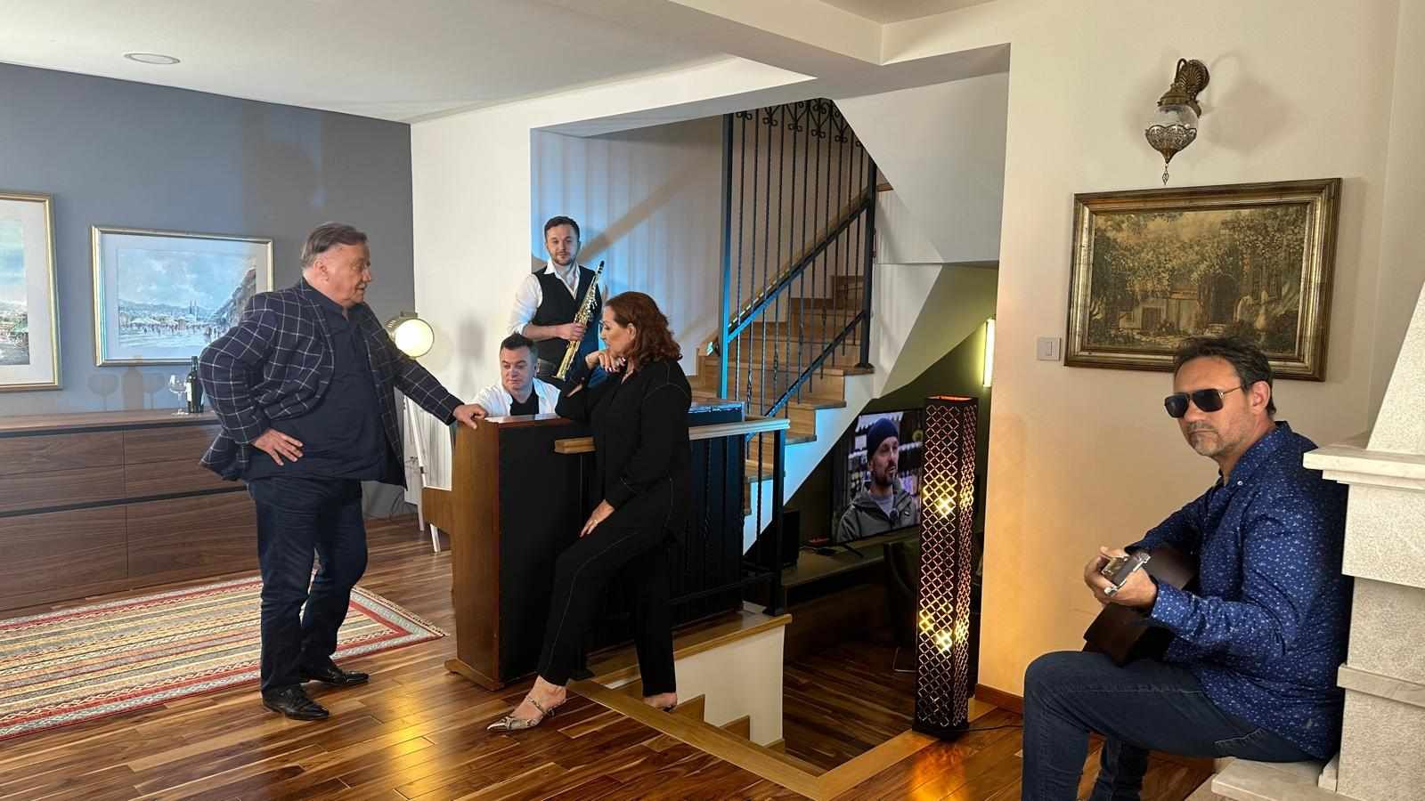 Duet Bešlića i Bekute: Danas premijera spota za pjesmu 'Zagrli me'