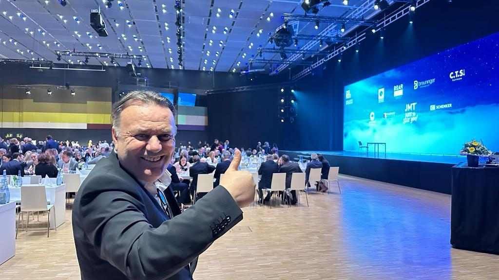 Suština Džihinih priča su razgovori sa pojedincima, sa uspješnim ljudima iz Bosne i Hercegovine „rasutim po bijelom svijetu“
