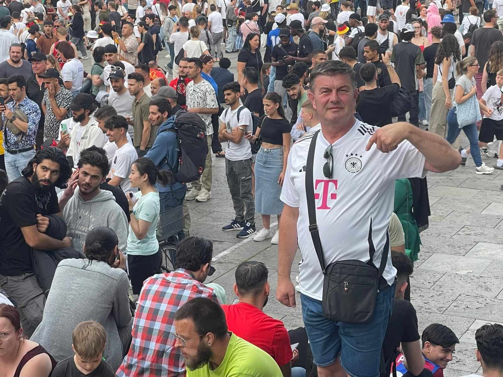 Na Schloßplatzu se postavljaju veliki ekrani i organizuju se javna gledanja utakmica, stvarajući atmosferu zajedništva i uzbuđenja