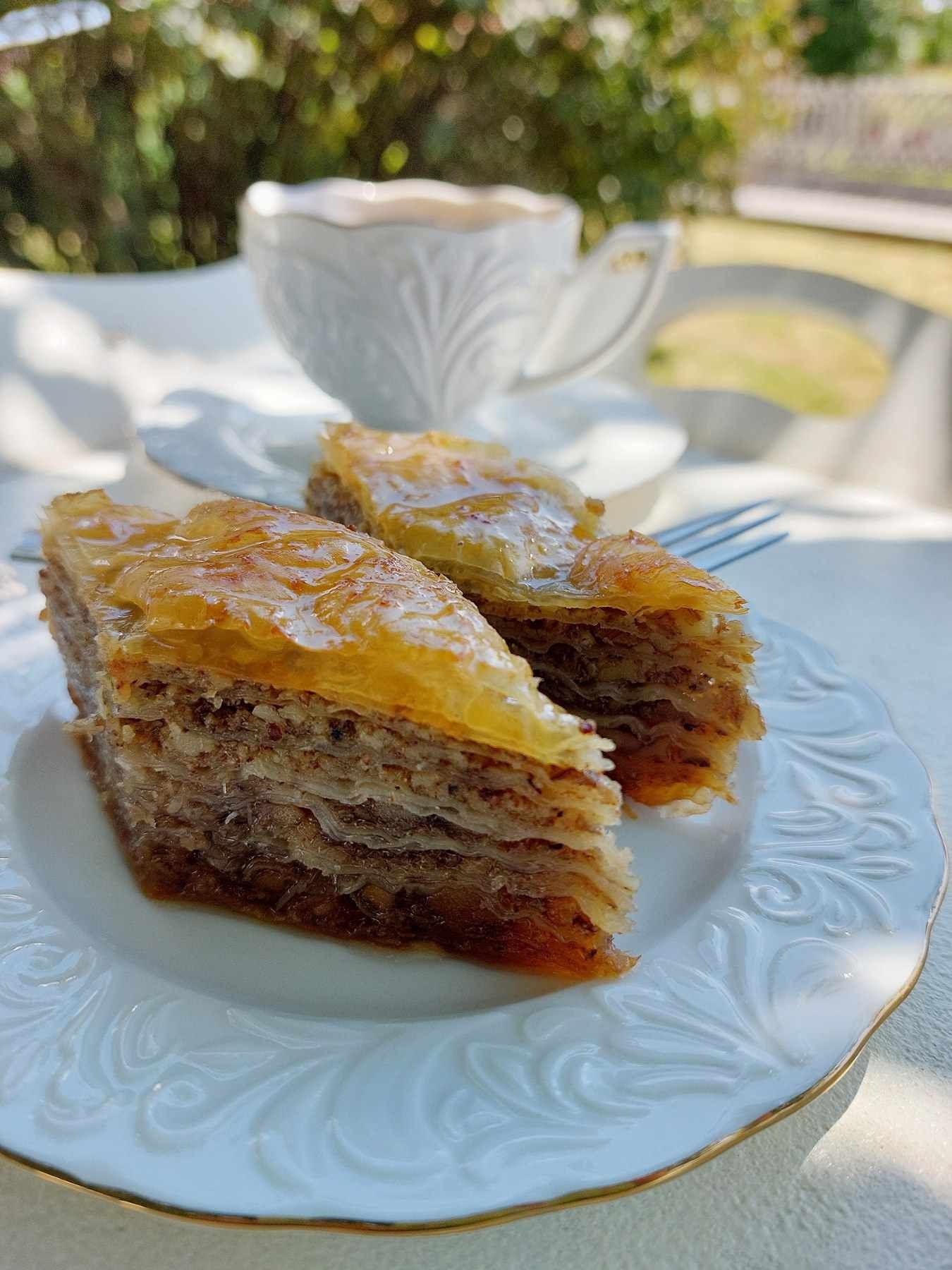 Mnoge domaćice ''muči'' priprema, ali i rezanje ovog kolača, a kako bismo vam olakšali upitali smo food blogericu Elmu Alijagić koja s orasima i korama zaista pravi magiju