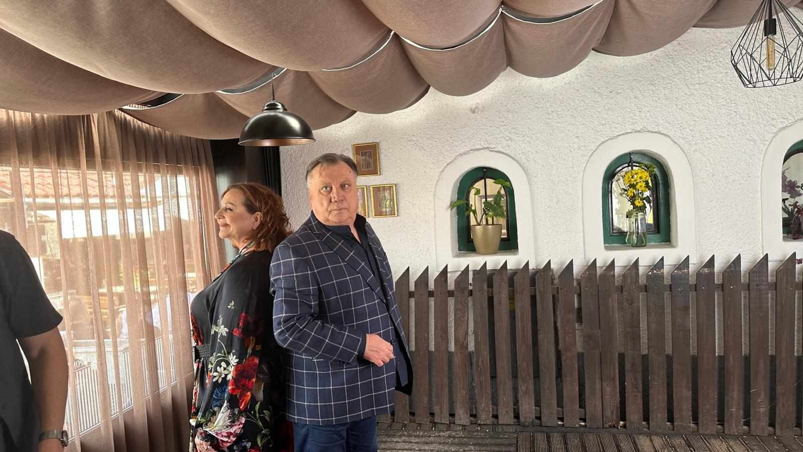 Spot se odlikuje romantičnom atmosferom i prikazuje njihovu emotivnu izvedbu pjesme 