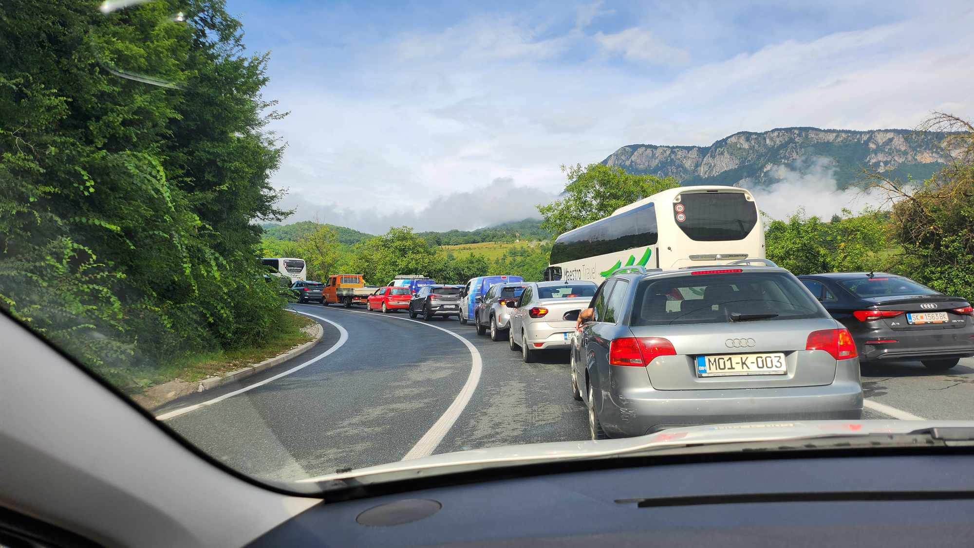 Na putu su se stvorile ogromne kolone vozila                                                                                                      