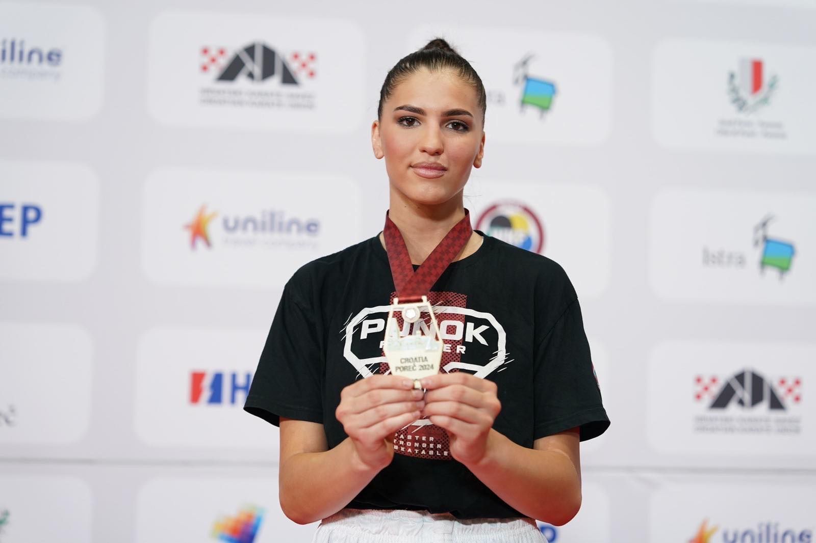Nastupila je u kategoriji mlađih seniorki do 61 kg i osvojila zlatnu medalju                                          