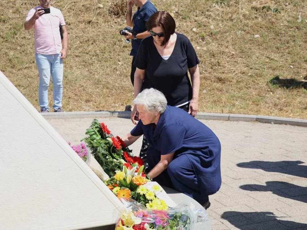 Zamjenica šefa Misije u Ambasadi Sjedinjenih Država u Sarajevu Deborah Mennuti naglasila je u svom obraćanju kako je sjećanje na žrtve ključni korak na putu prema pomirenju
