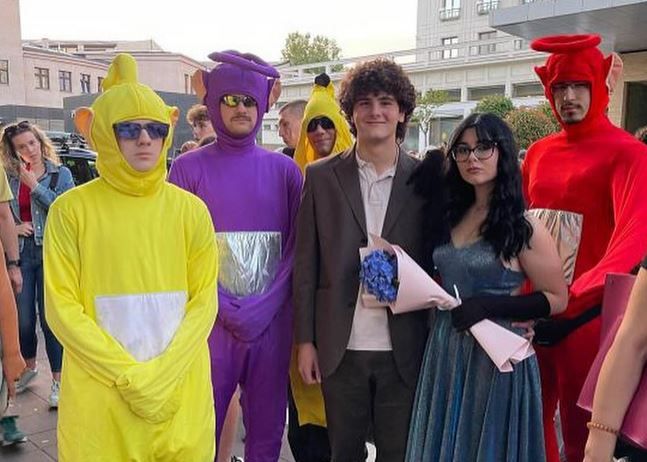 Iako su se maturanti nastojali domišljatim kostimiranjem “istaći iz gomile”, komentari njihovih sugrađana na društvenim mrežama nisu bili pozitivni