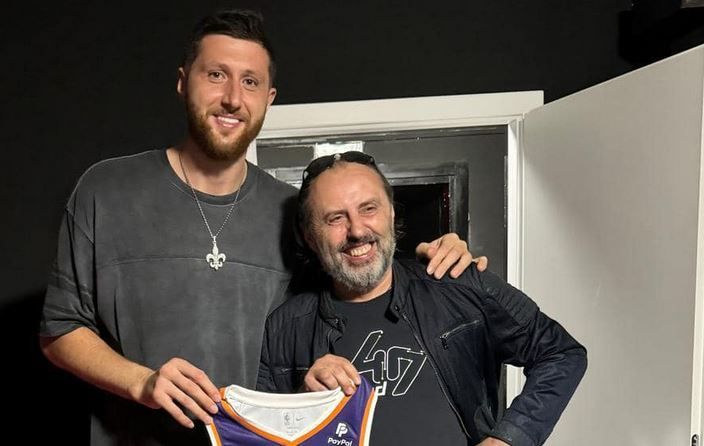 Opis se može povezati sa kultnom pjesmoj “Halid umjesto Halida” sa kojom je Nurkić tokom NBA karijere često izlazio na zagrijavanja