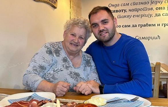Marko Marijoković širu javnost često zabavlja, ali i rasplače snimcima sa bakom Dragicom i djedom Ivanom