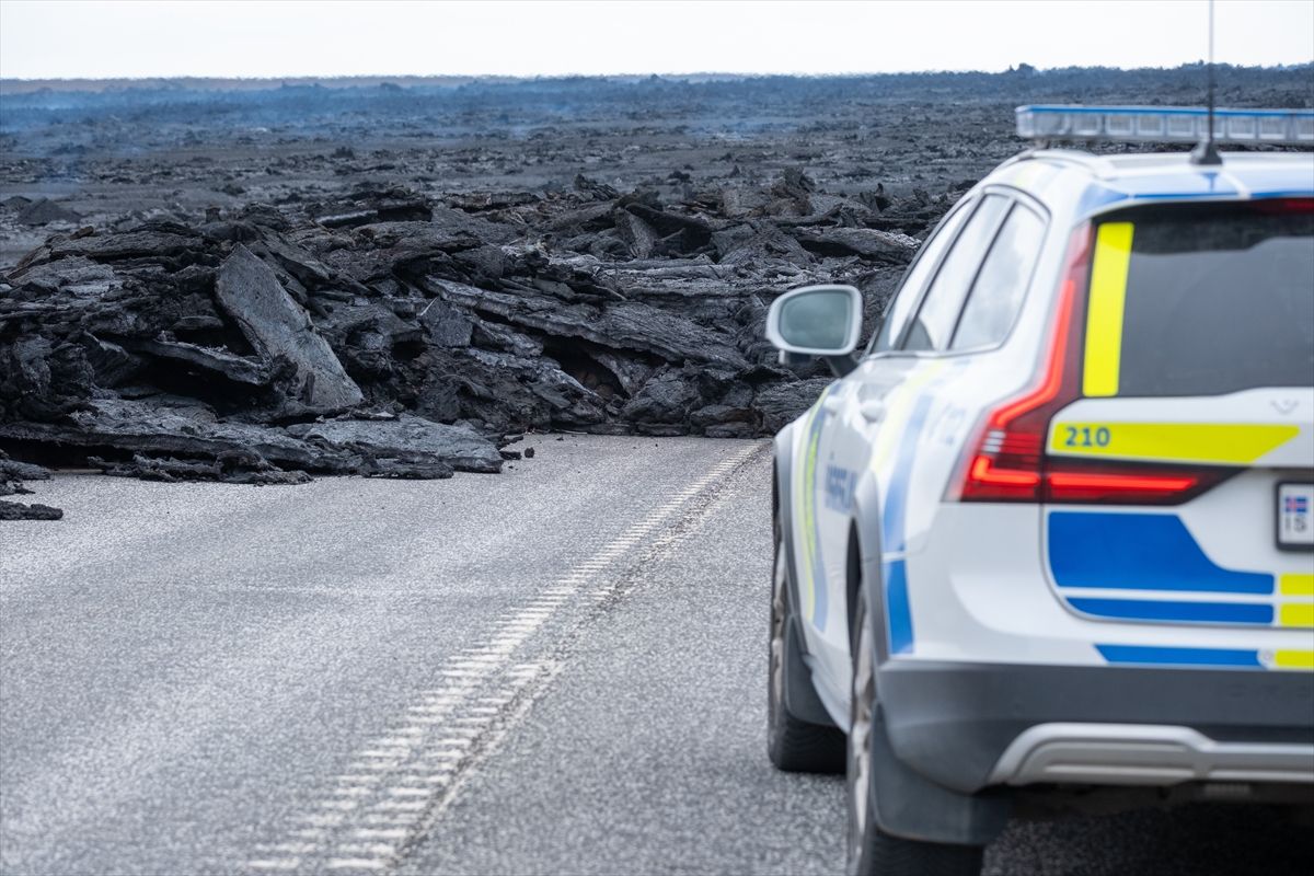 Malo dalje od Grindavika otvorena je pukotina, a lava teče prema Plavoj laguni i geotermalnoj elektrani Svartsengi
