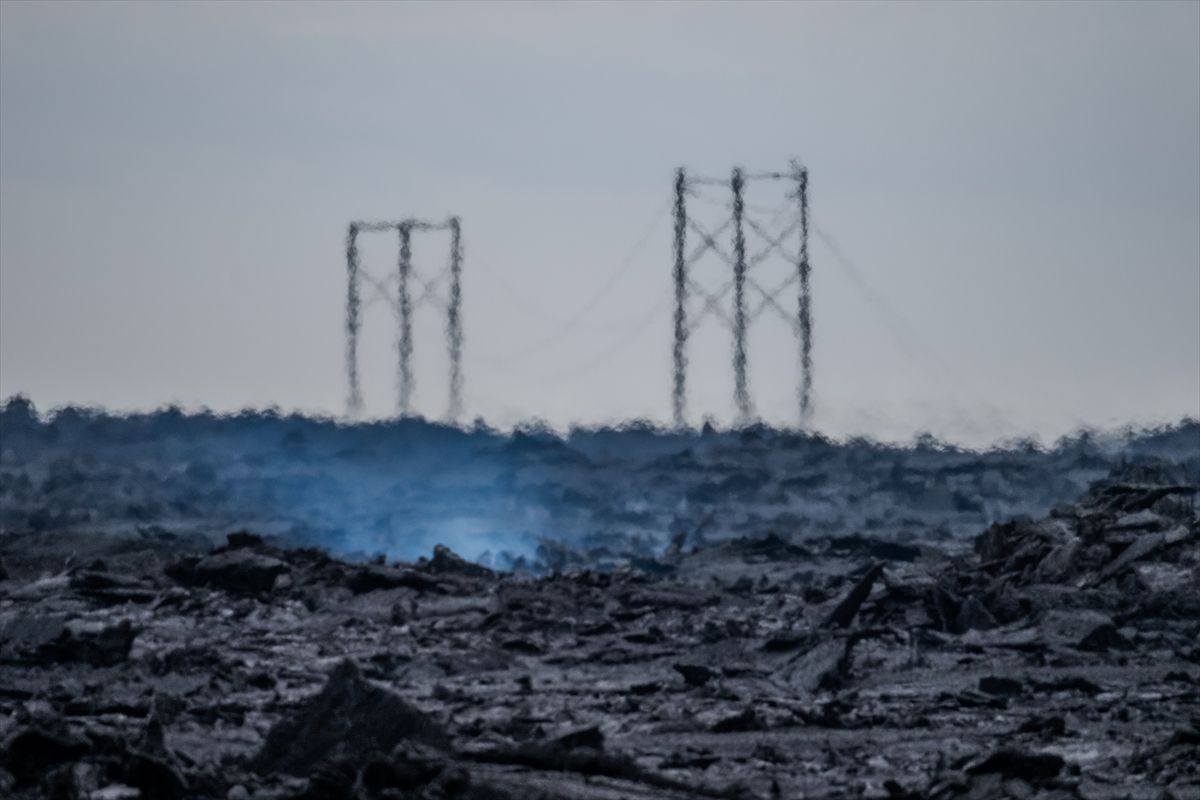 Malo dalje od Grindavika otvorena je pukotina, a lava teče prema Plavoj laguni i geotermalnoj elektrani Svartsengi