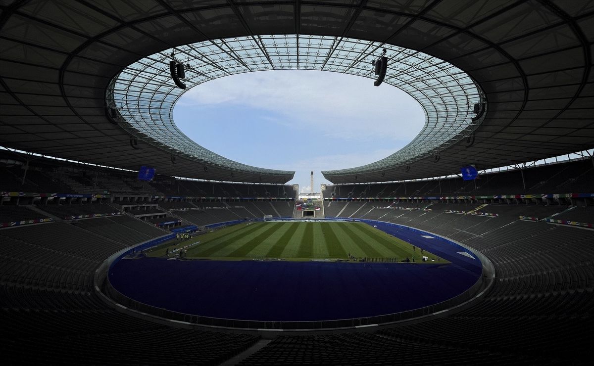 Njemačka je inače imala širok izbor stadiona koji su zadovoljili minimalni zahtjev UEFA-e
