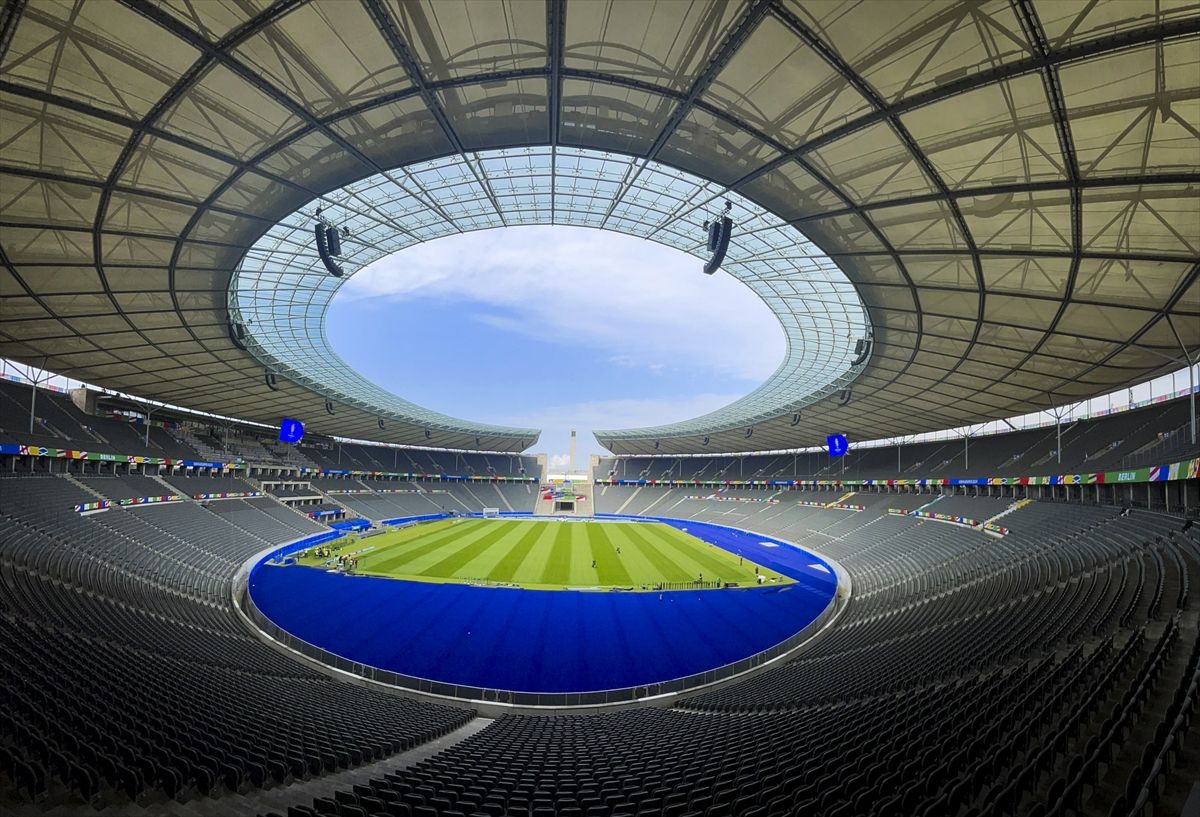 Njemačka je inače imala širok izbor stadiona koji su zadovoljili minimalni zahtjev UEFA-e