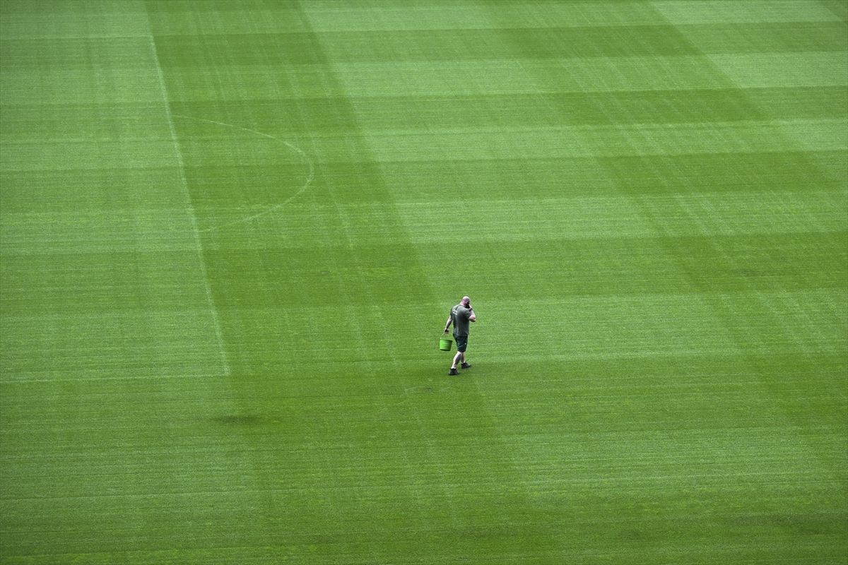 Njemačka je inače imala širok izbor stadiona koji su zadovoljili minimalni zahtjev UEFA-e