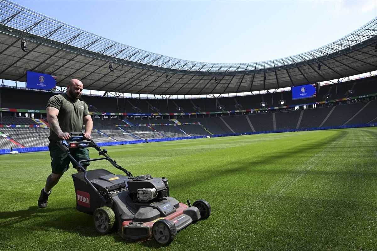 Njemačka je inače imala širok izbor stadiona koji su zadovoljili minimalni zahtjev UEFA-e