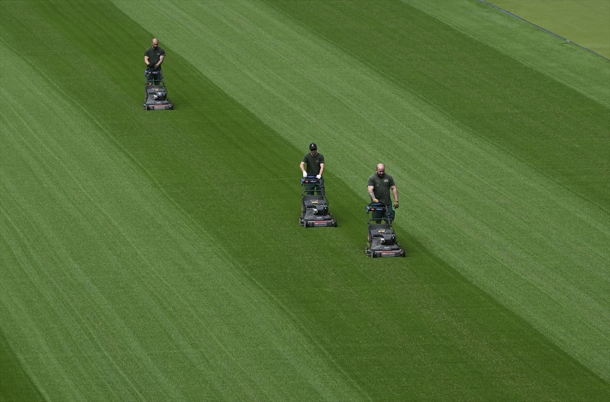Njemačka je inače imala širok izbor stadiona koji su zadovoljili minimalni zahtjev UEFA-e