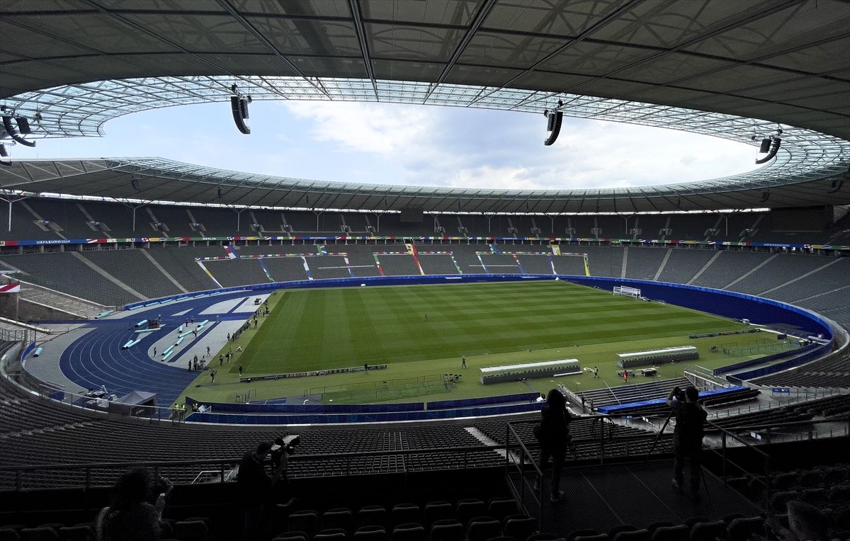 Njemačka je inače imala širok izbor stadiona koji su zadovoljili minimalni zahtjev UEFA-e