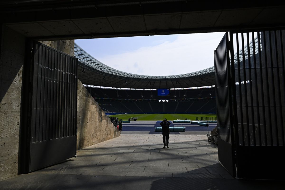 Njemačka je inače imala širok izbor stadiona koji su zadovoljili minimalni zahtjev UEFA-e