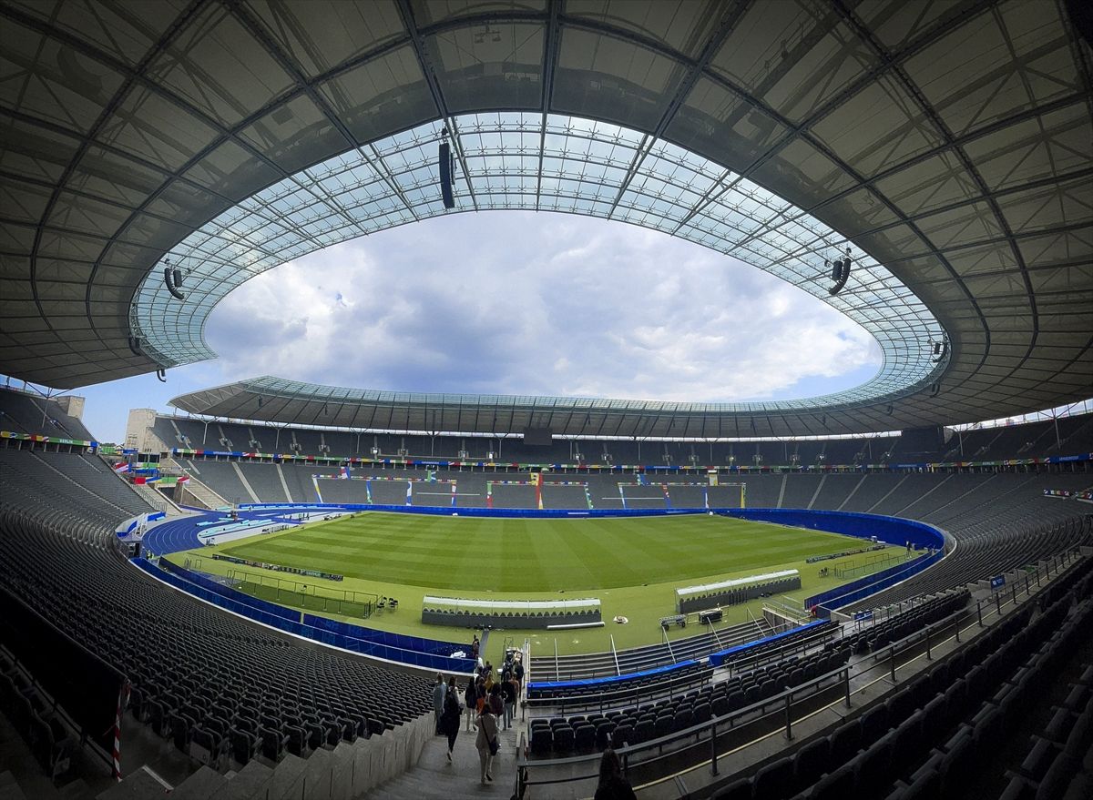 Njemačka je inače imala širok izbor stadiona koji su zadovoljili minimalni zahtjev UEFA-e