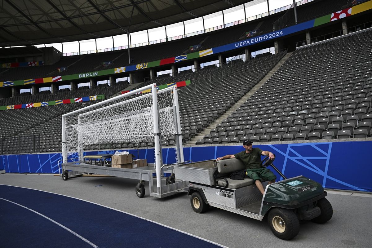 Njemačka je inače imala širok izbor stadiona koji su zadovoljili minimalni zahtjev UEFA-e