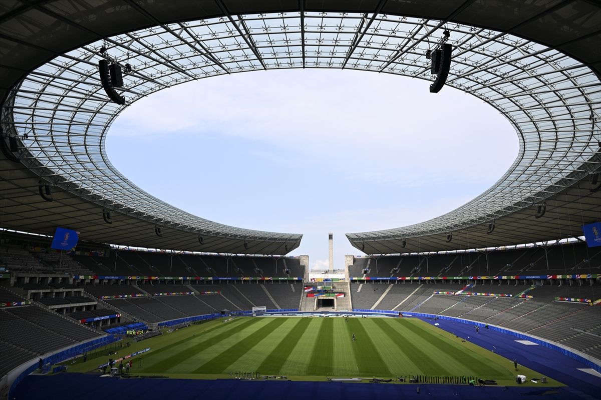 Njemačka je inače imala širok izbor stadiona koji su zadovoljili minimalni zahtjev UEFA-e