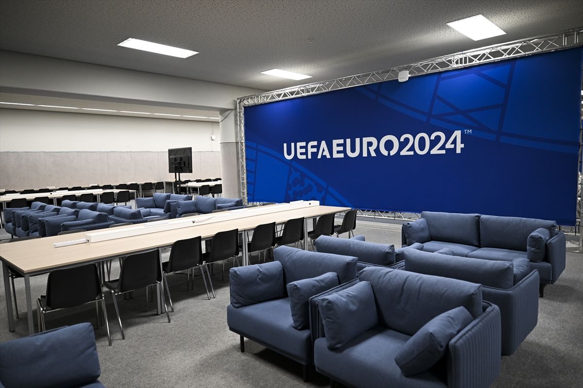 Njemačka je inače imala širok izbor stadiona koji su zadovoljili minimalni zahtjev UEFA-e