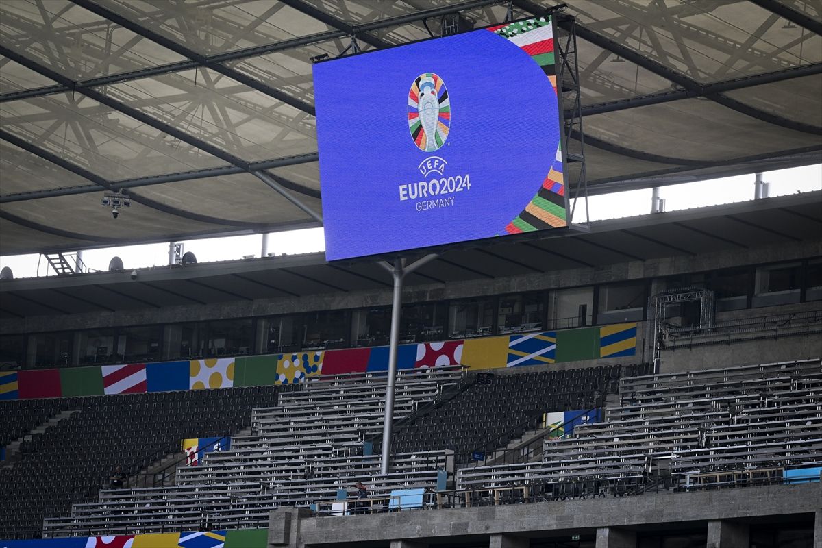 Njemačka je inače imala širok izbor stadiona koji su zadovoljili minimalni zahtjev UEFA-e