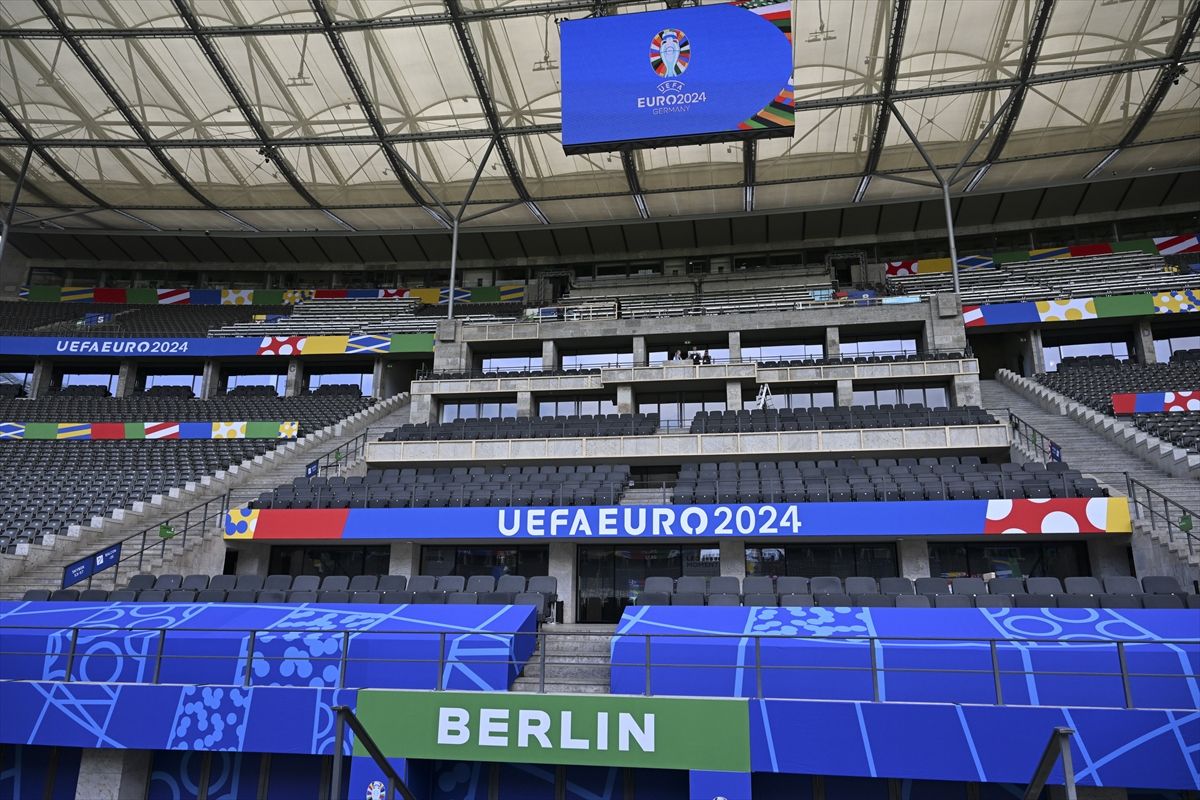 Njemačka je inače imala širok izbor stadiona koji su zadovoljili minimalni zahtjev UEFA-e