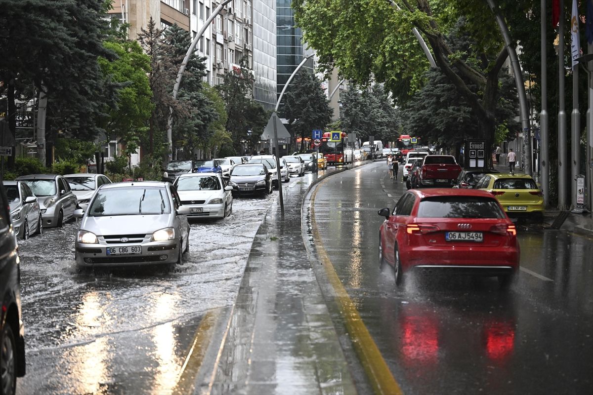 U opštinama Cankaya, Sincan i Etimesgut ulazi u metro i podvožnjaci bili su ispunjeni vodom