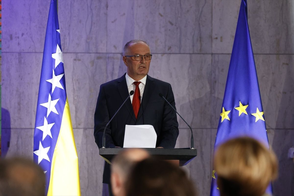 Kad jednom pustite tim ljudima da rade šta žele i kako žele, onda oni se osile na neki način i to smatraju normalnim, rekao je Helez