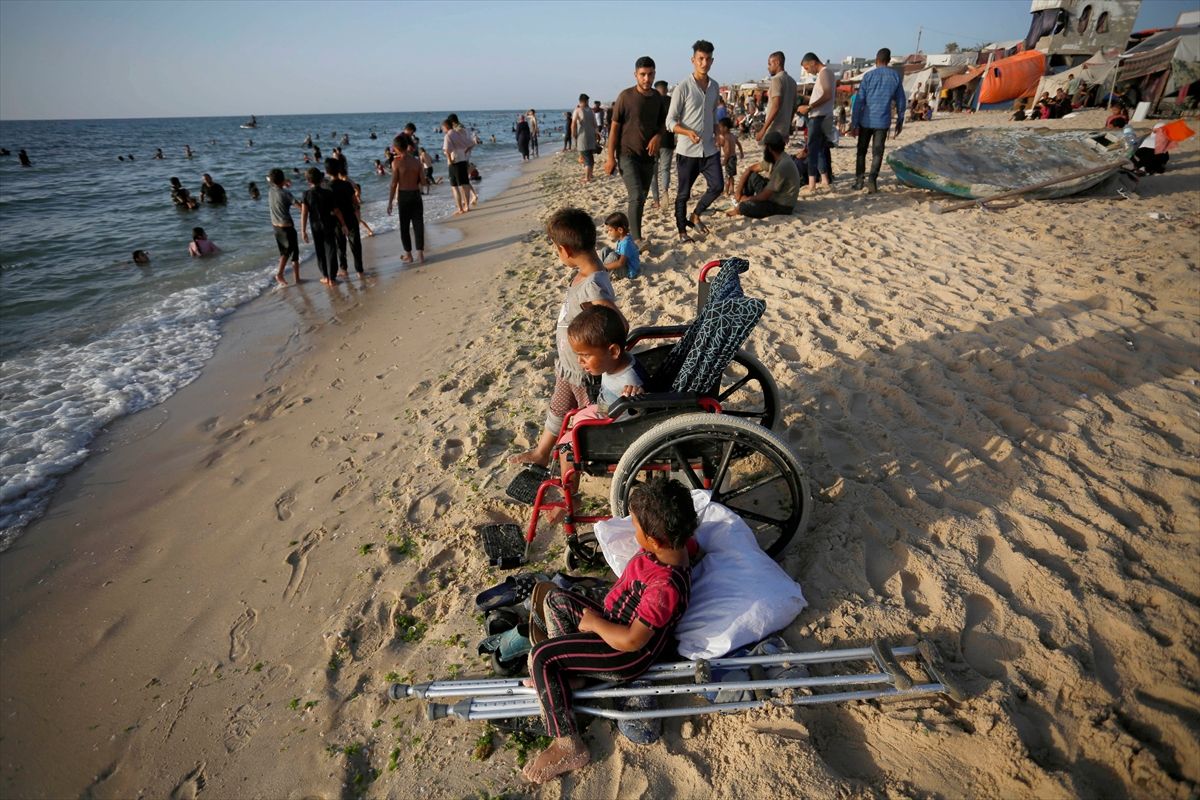 Pogledajte kako se stotine Palestinaca rashladilo u primorskom području Deir Balaha