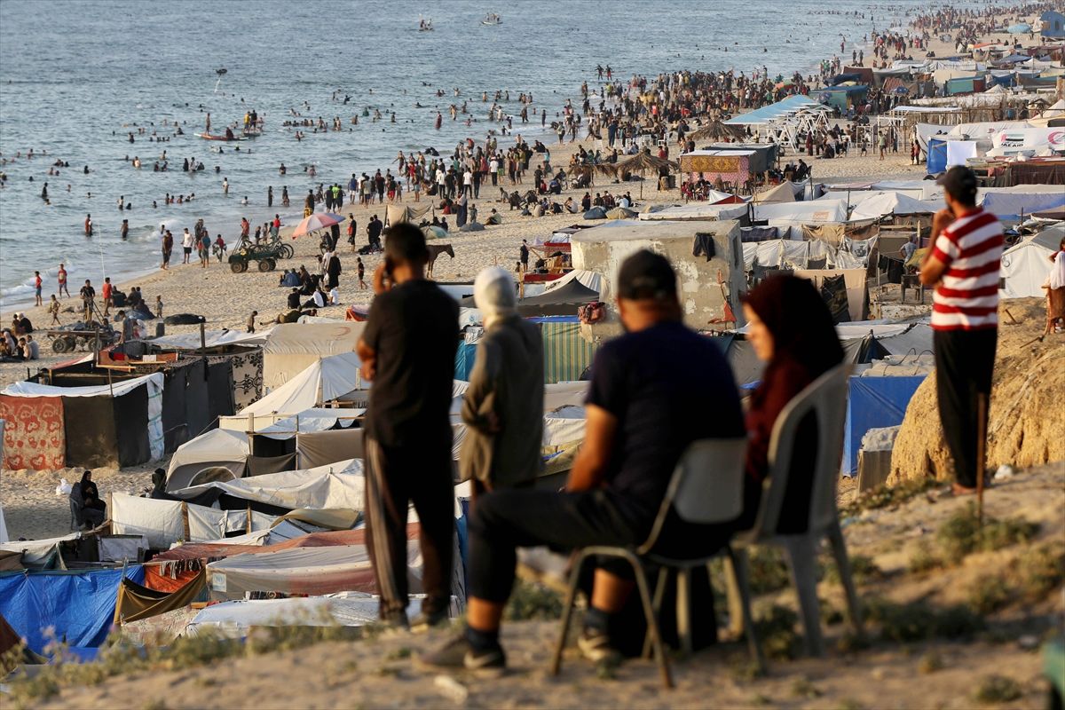 Pogledajte kako se stotine Palestinaca rashladilo u primorskom području Deir Balaha