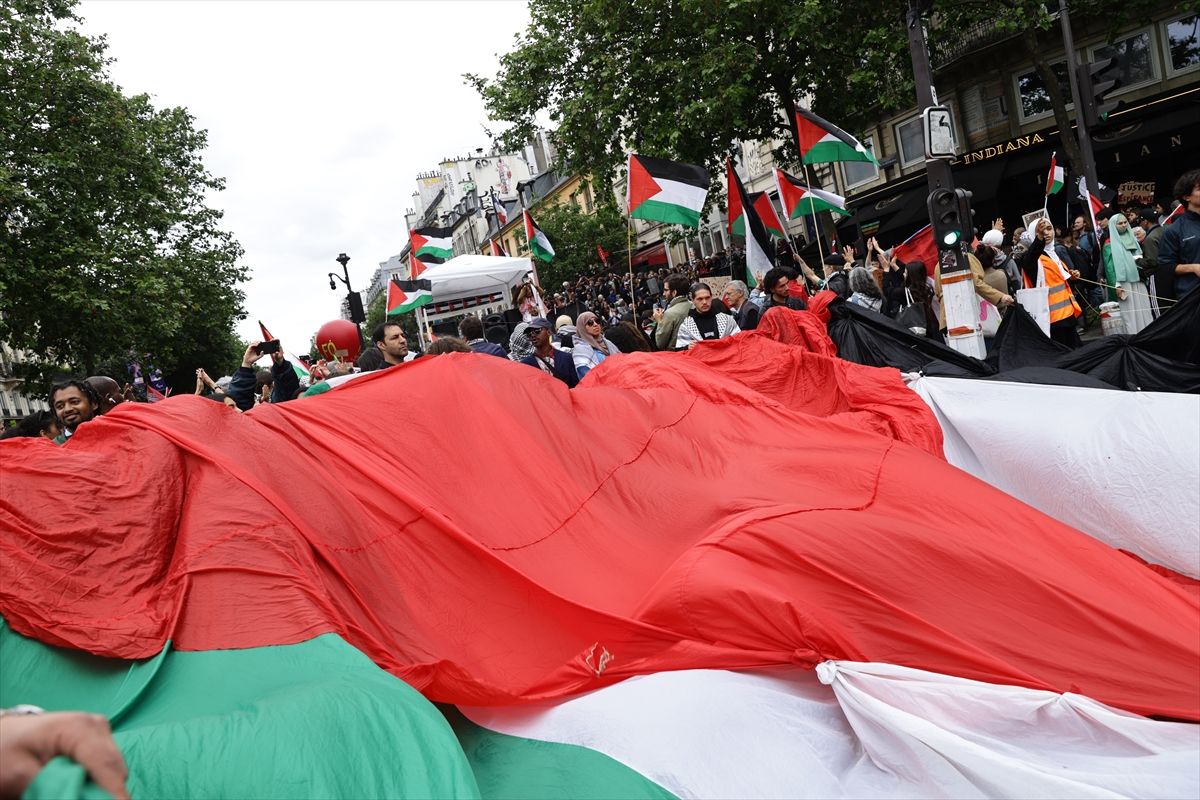 Demonstracijama u Parizu odazvao se veliki broj ljudi i organizacija, uključujući i grupe koje podržavaju Palestinu