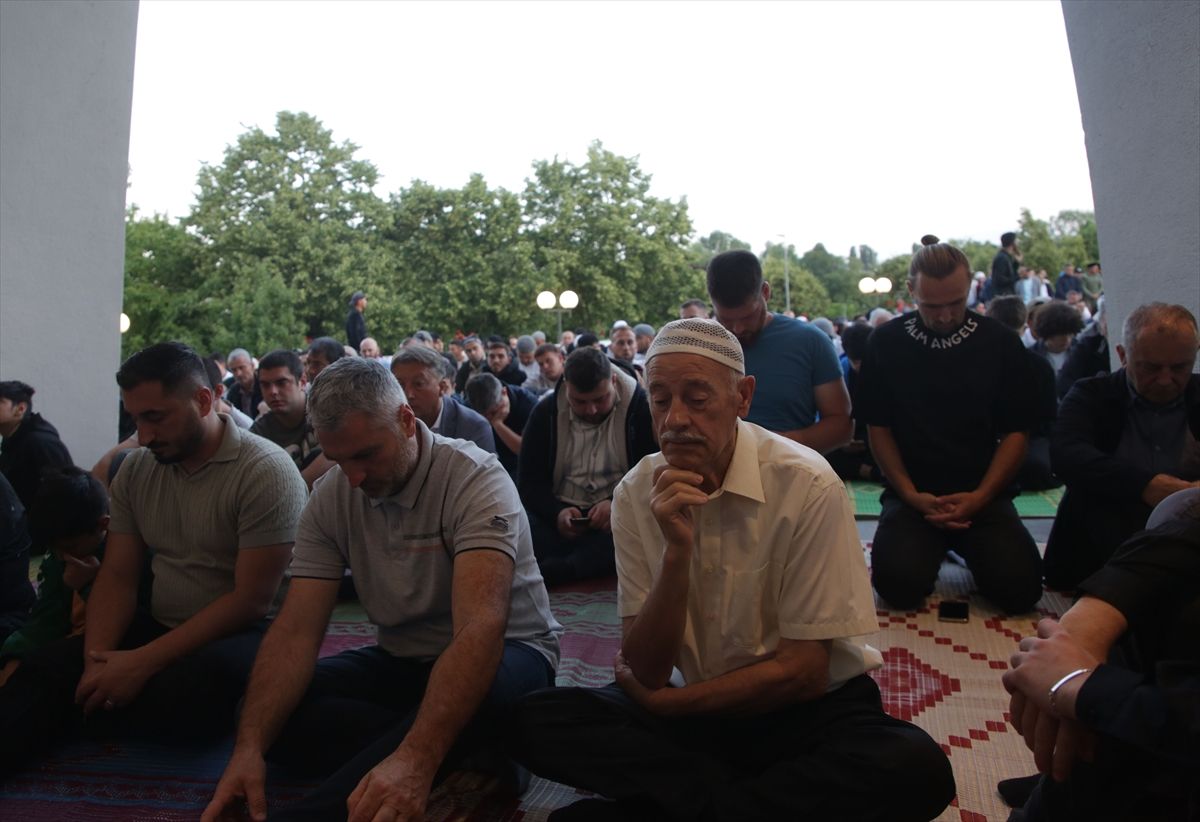 Brojni vjernici klanjali bajram-namaz u Zagrebačkoj džamiji
