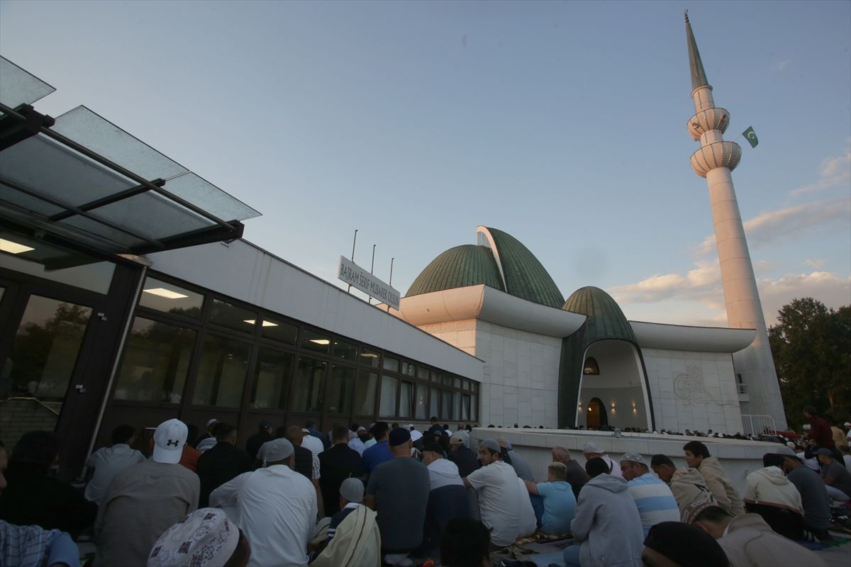 Brojni vjernici klanjali bajram-namaz u Zagrebačkoj džamiji