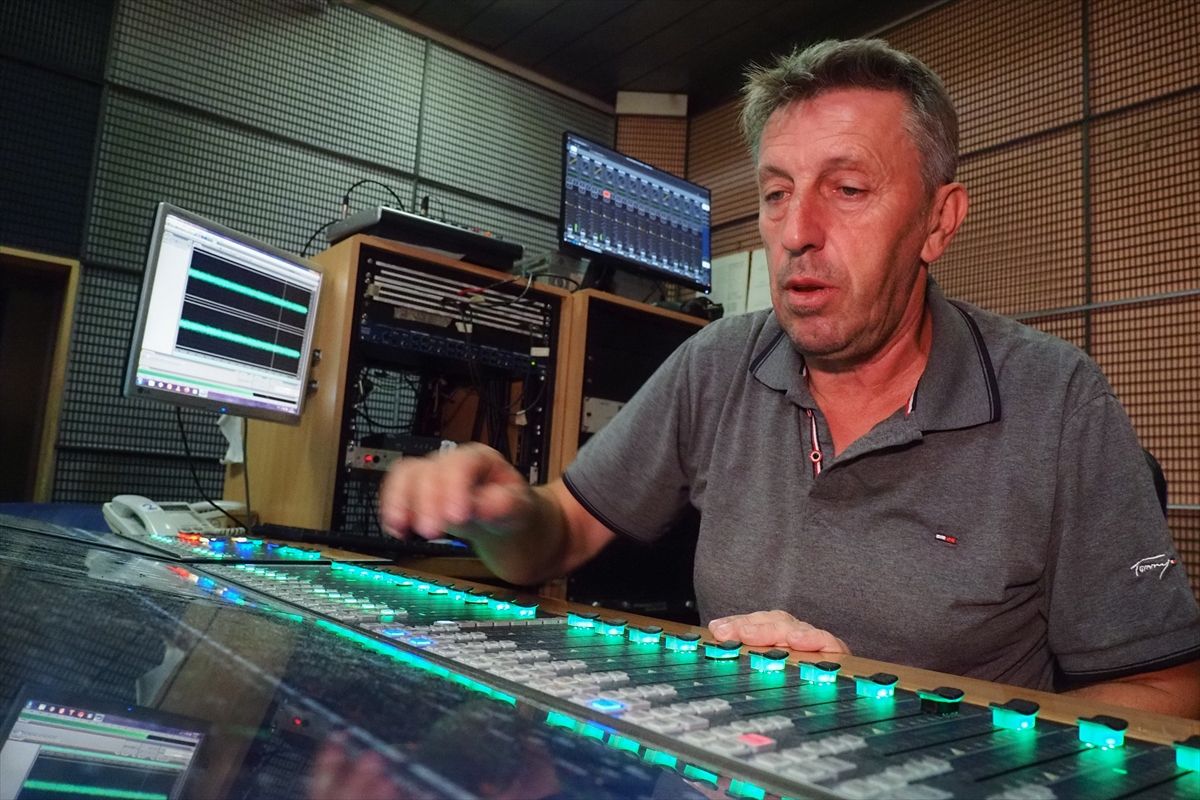 U ratno vrijeme, svakodnevno se javljao i informirao javnost o stradanju u ovom gradu. Posljednji put se javio 10. jula 1995. godine, moleći očajnički da se pomogne Srebrenici.