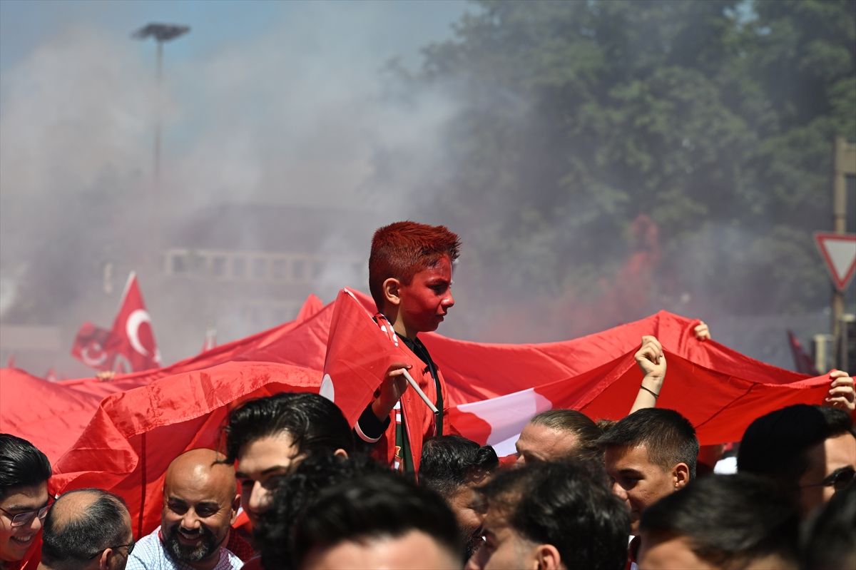 Spektakularnoj atmosferi “vatreni“ navijači Turske doprinijeli su i paljenjem baklji i dimnih bombi u crvenoj boji