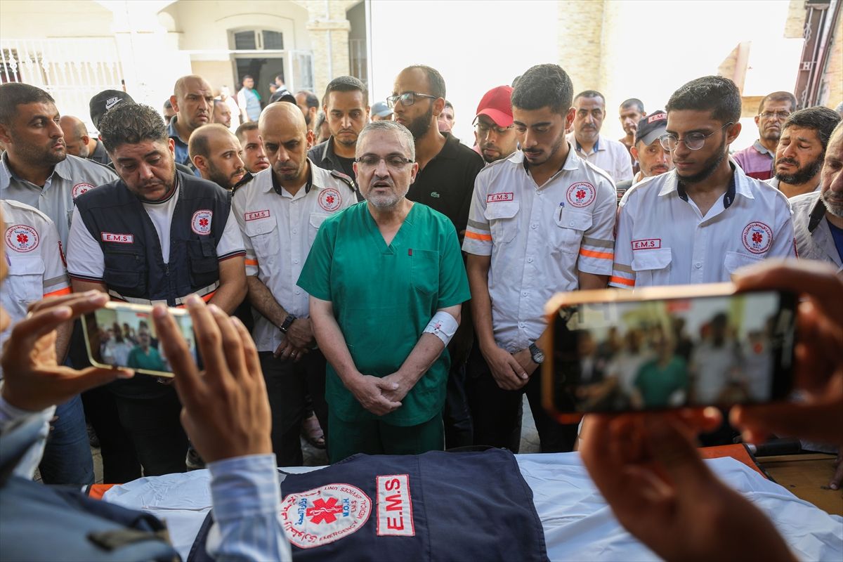 Civilna zaštita Gaze saopštila je da su izvukli tijela dvojice palestinskih radnika Ministarstva zdravlja i nekoliko povrijeđenih osoba sa mjesta napada na kliniku