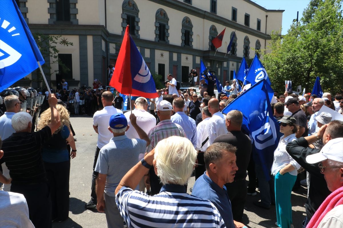 Demonstranti, koji su i ranije održavali proteste, najavili su da će se njihove akcije nastaviti i u narednom periodu
