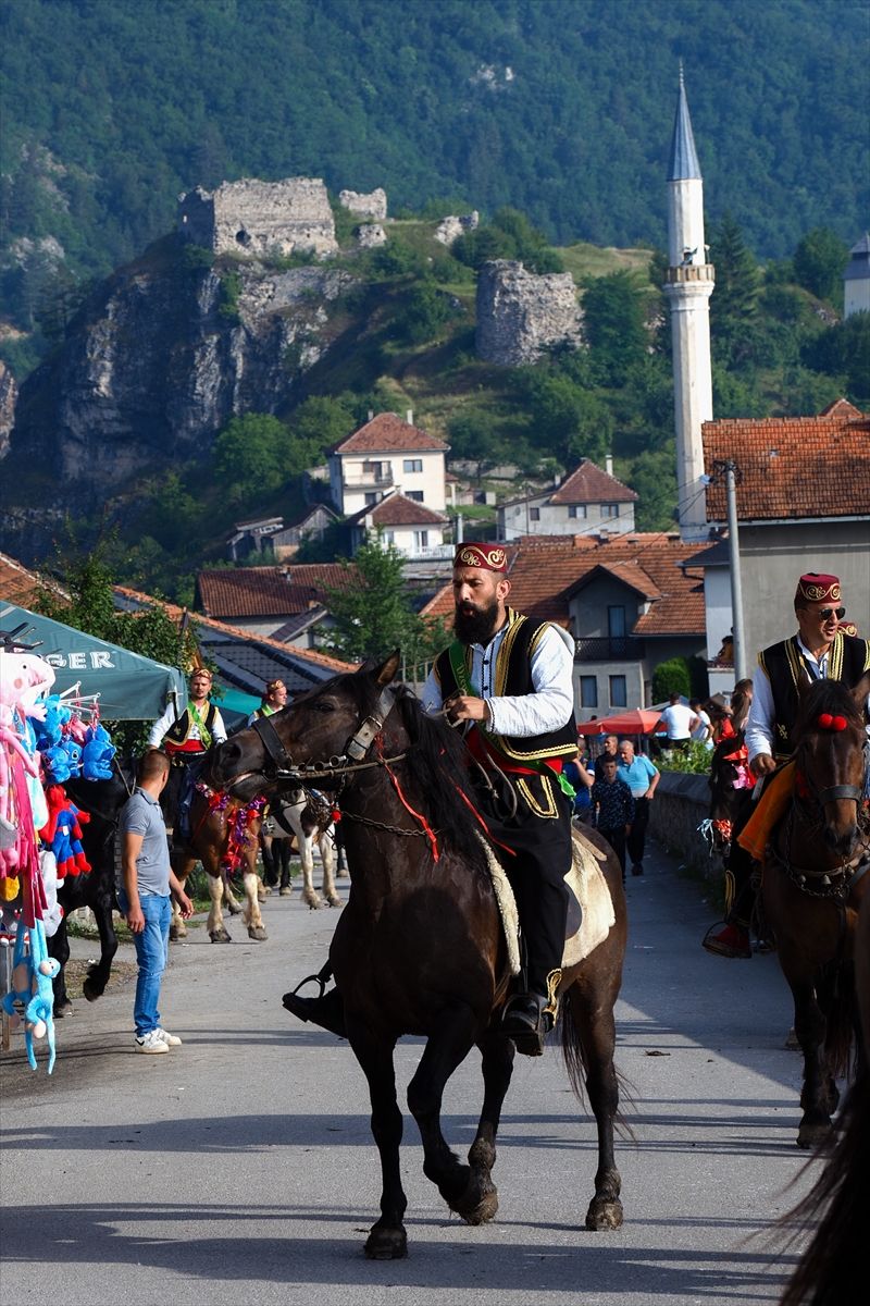 Ajvatovica je najveće dovište muslimana u Evropi i jedno od najstarijih u BiH. Duboko je ukorijenjena u identitet Bošnjaka.