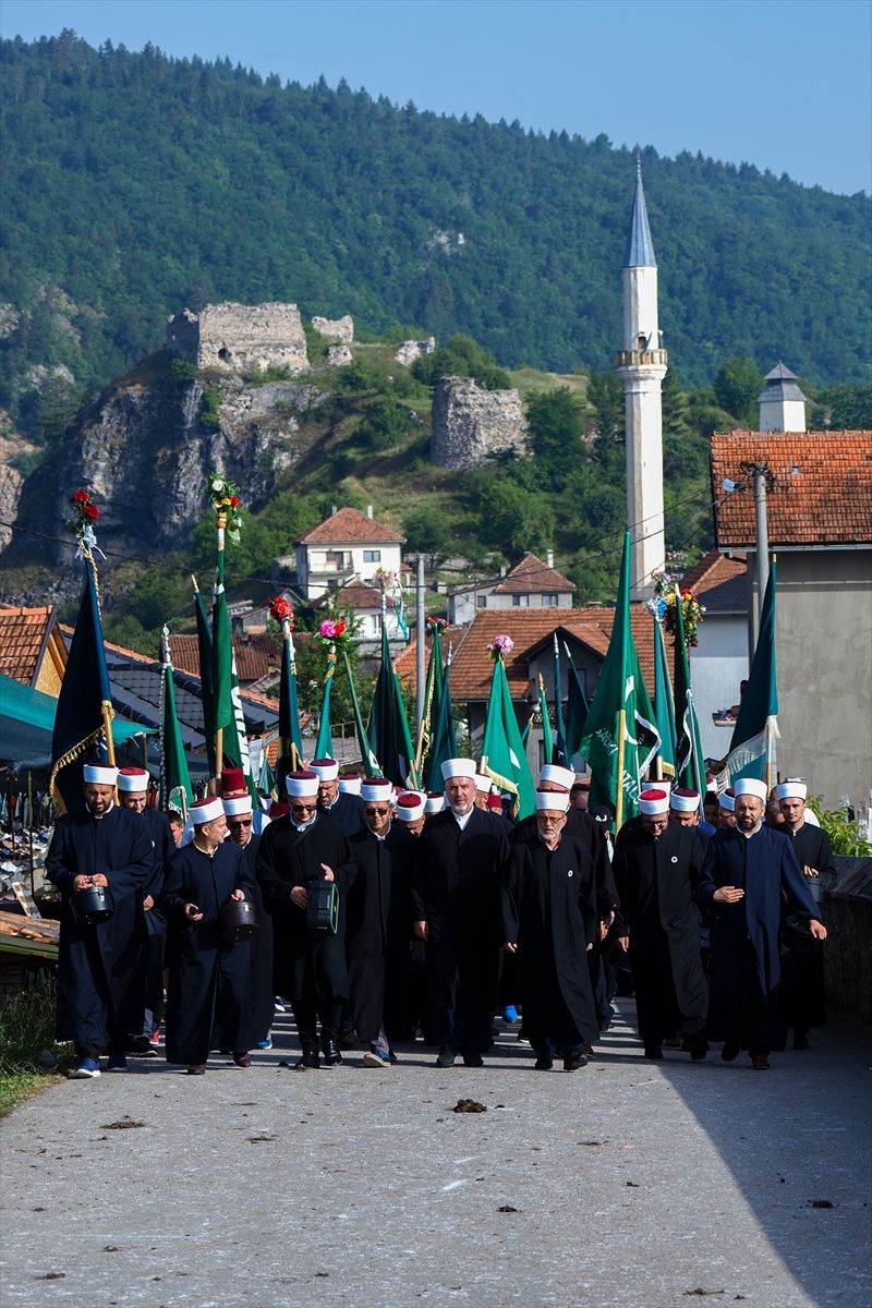 Ajvatovica je najveće dovište muslimana u Evropi i jedno od najstarijih u BiH. Duboko je ukorijenjena u identitet Bošnjaka.